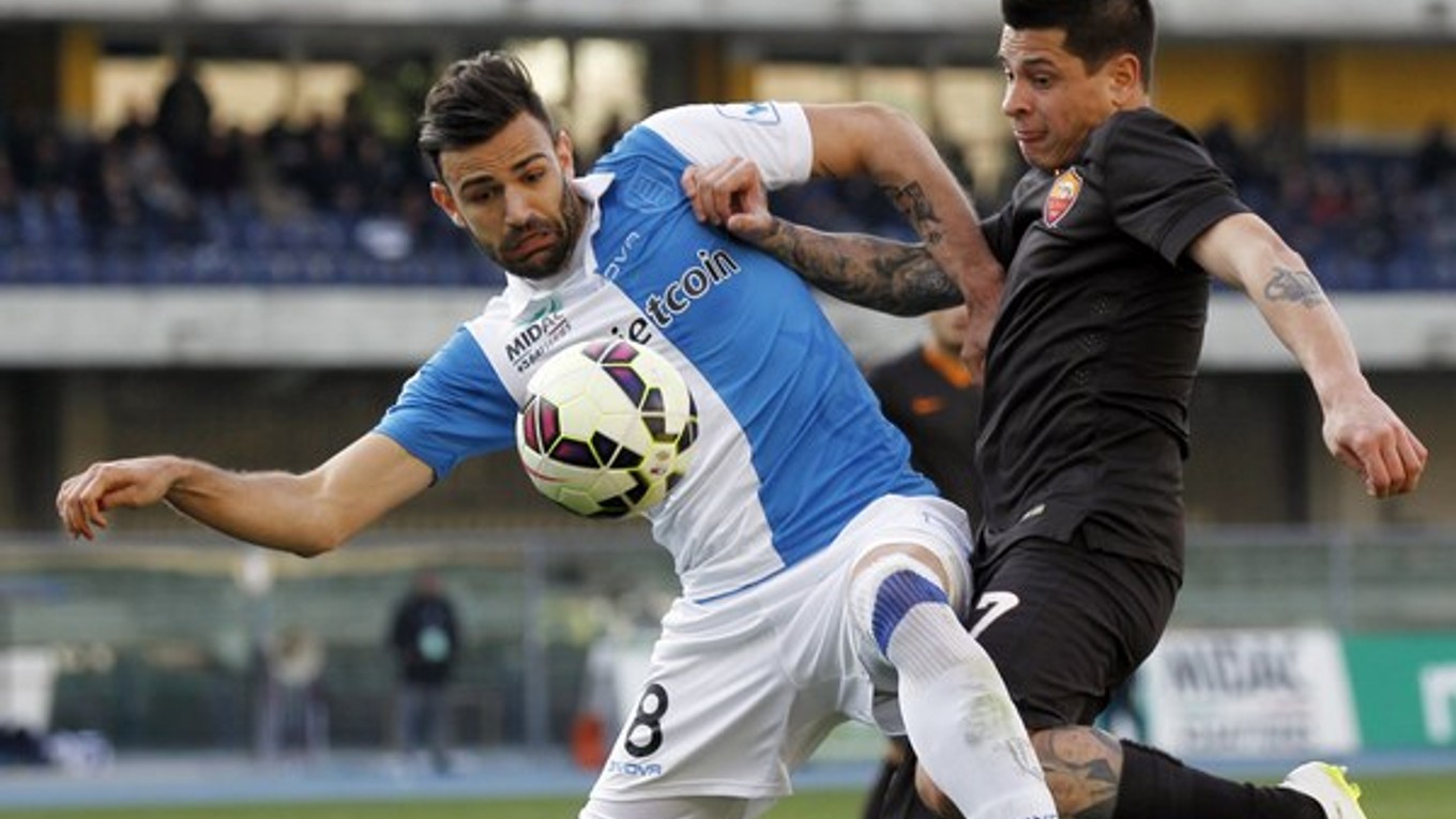 Ivan Radovanovič z tímu Chievo Verona (vľavo) v akcii.