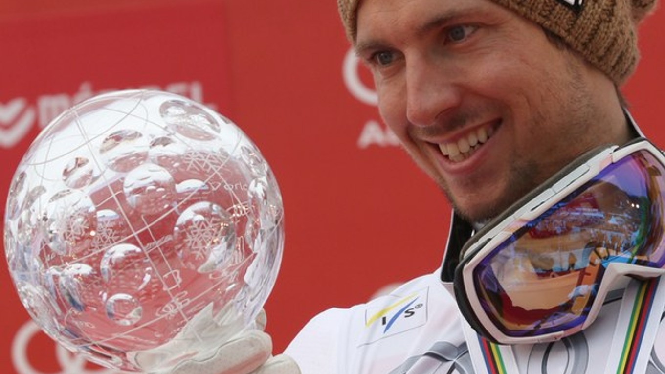 Marcel Hirscher drží v ruke malý krištáľový glóbus za celkové víťazstvo v hodnotení obrovského slalomu.