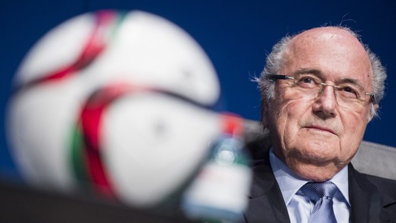Prezident FIFA Sepp Blatter čelí ďalším útokom. Proti rozhodnutiu FIFA o zmene termínu konania MS v roku 2022 chcú Európske ligy podniknúť právne kroky.