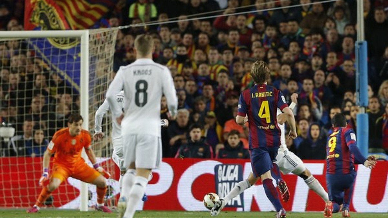 Luis Suárez (s číslom 9) strieľa víťazný gól do siete Ikera Casillasa.