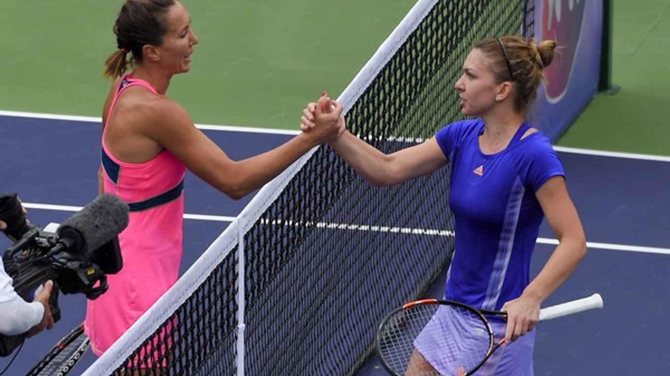 Simona Halepová (vpravo) si po úspešnom zápase podáva ruku s Jelenou Jankovičovou.
