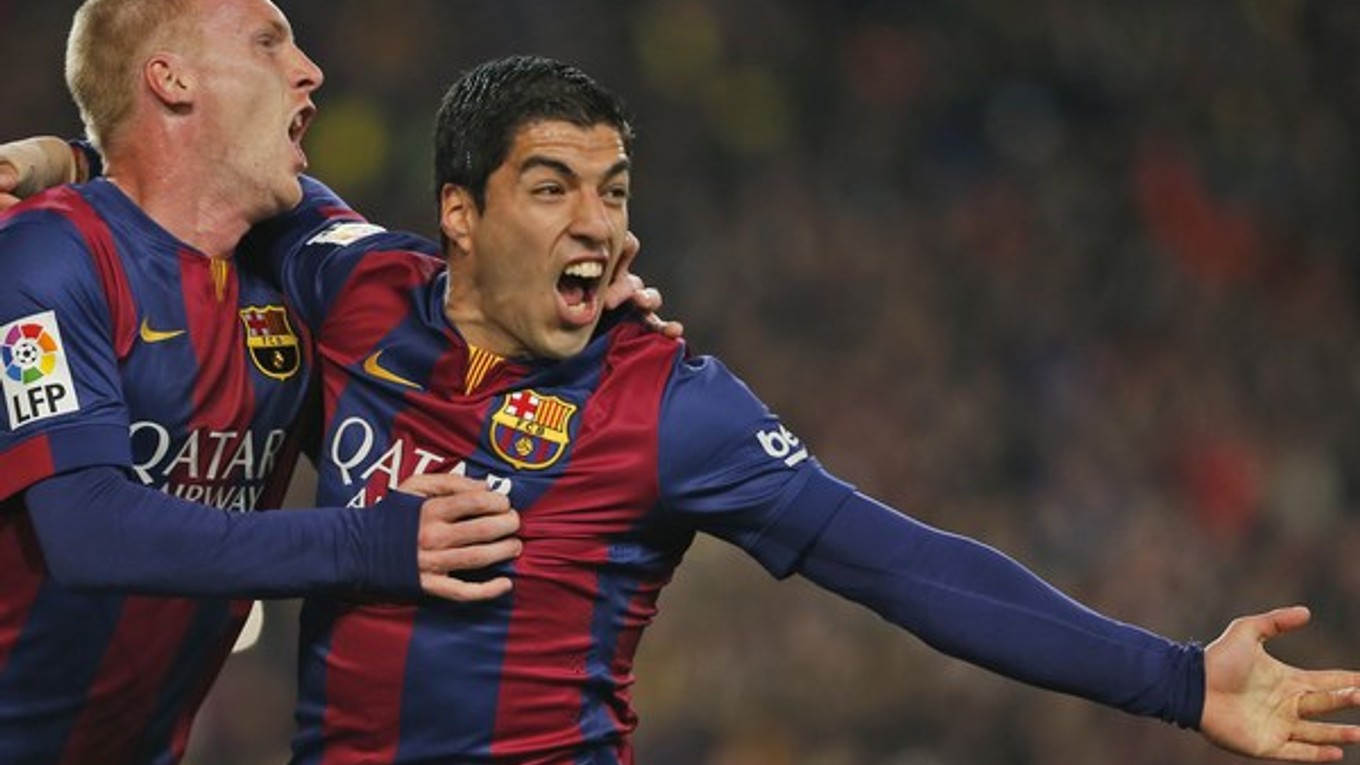 Dvaja strelci Barcelony proti Realu Jeremy Mathieu (vľavo) a Luis Suárez.