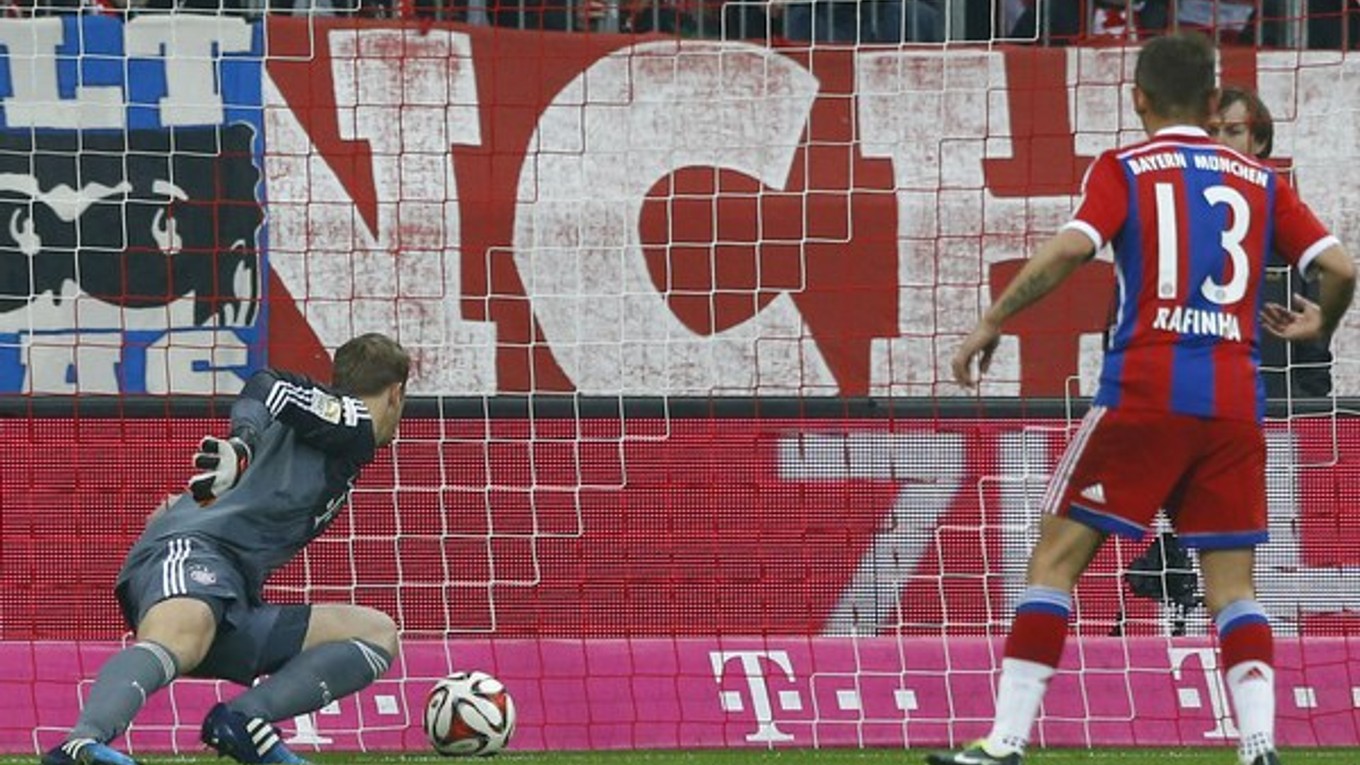 Manuel Neuer (vľavo) dostáva po chybe gól, prizerá sa jeho spoluhráč Rafinha.