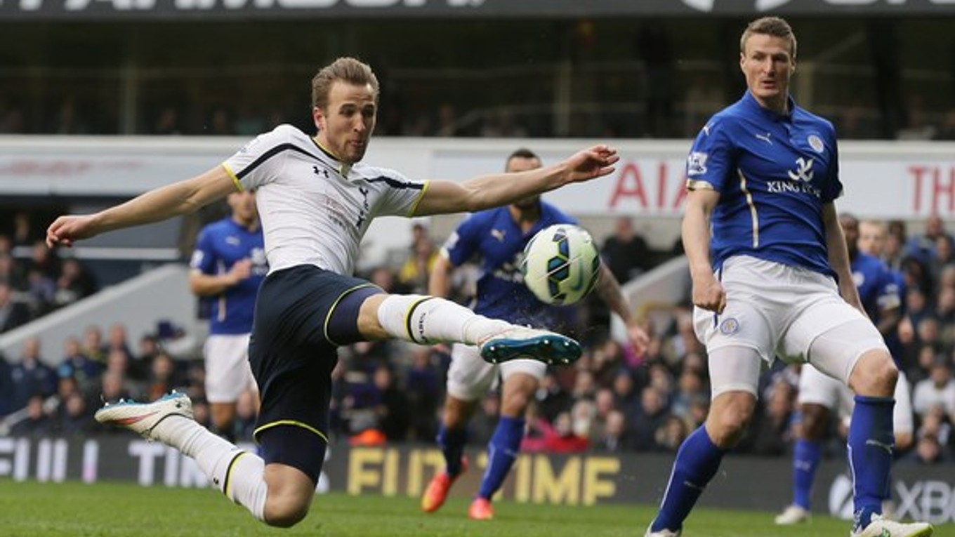 Harry Kane (vľavo) je momentálne najoslavovanejším mladým hráčom Albiónu.