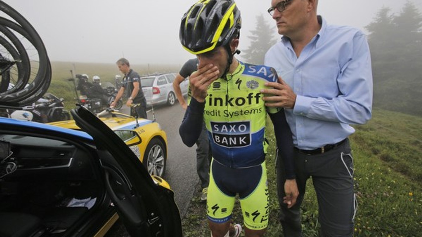 Bjarne Riis (vpravo) sprevádza do auta zraneného Alberta Contadora po tom, ako odstúpil z vlaňajšieho ročníka Tour de France.