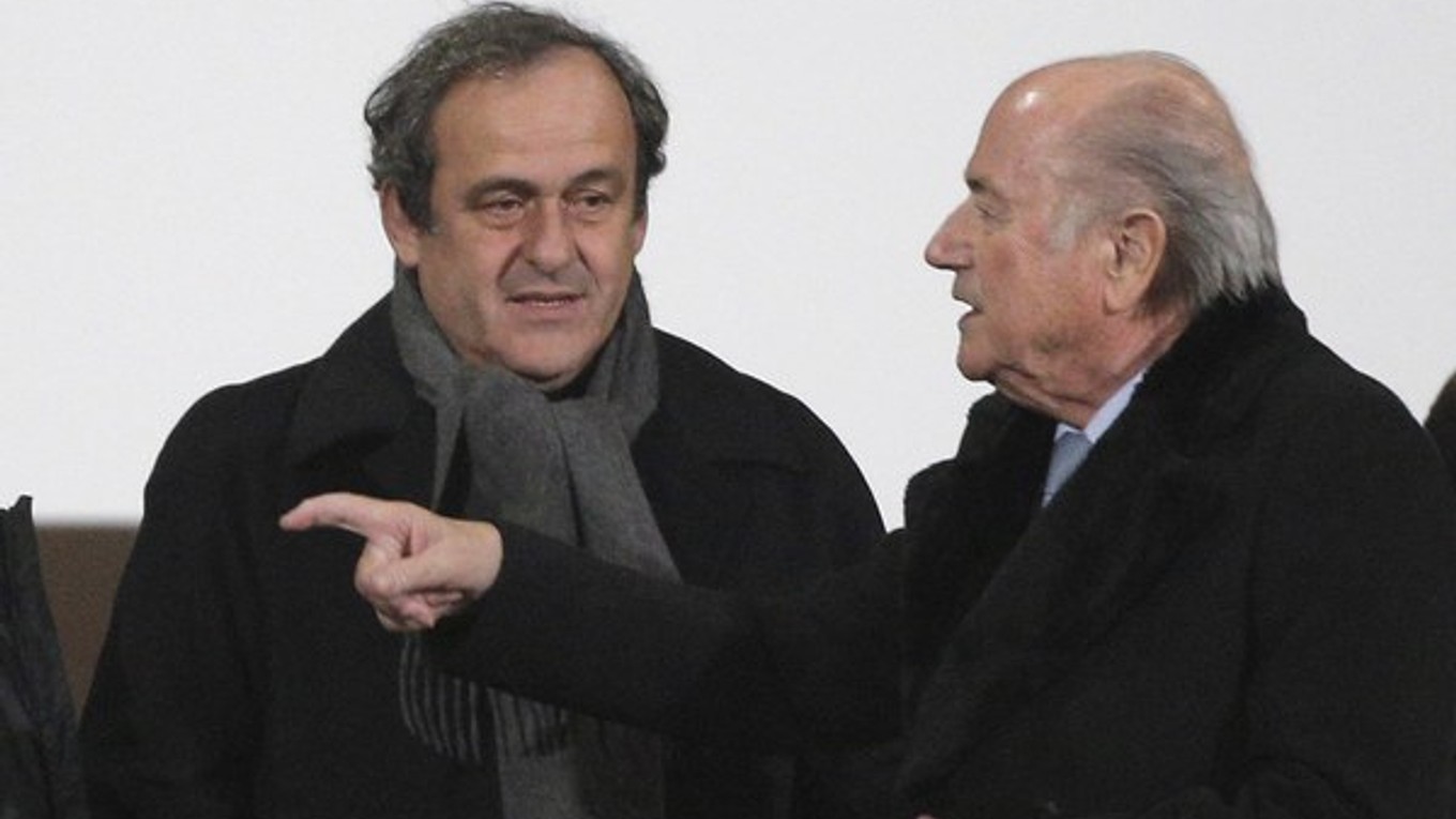 Prezident UEFA Michel Platini (vľavo) sa rozpráva s prezidentom FIFA Seppom Blatterom.