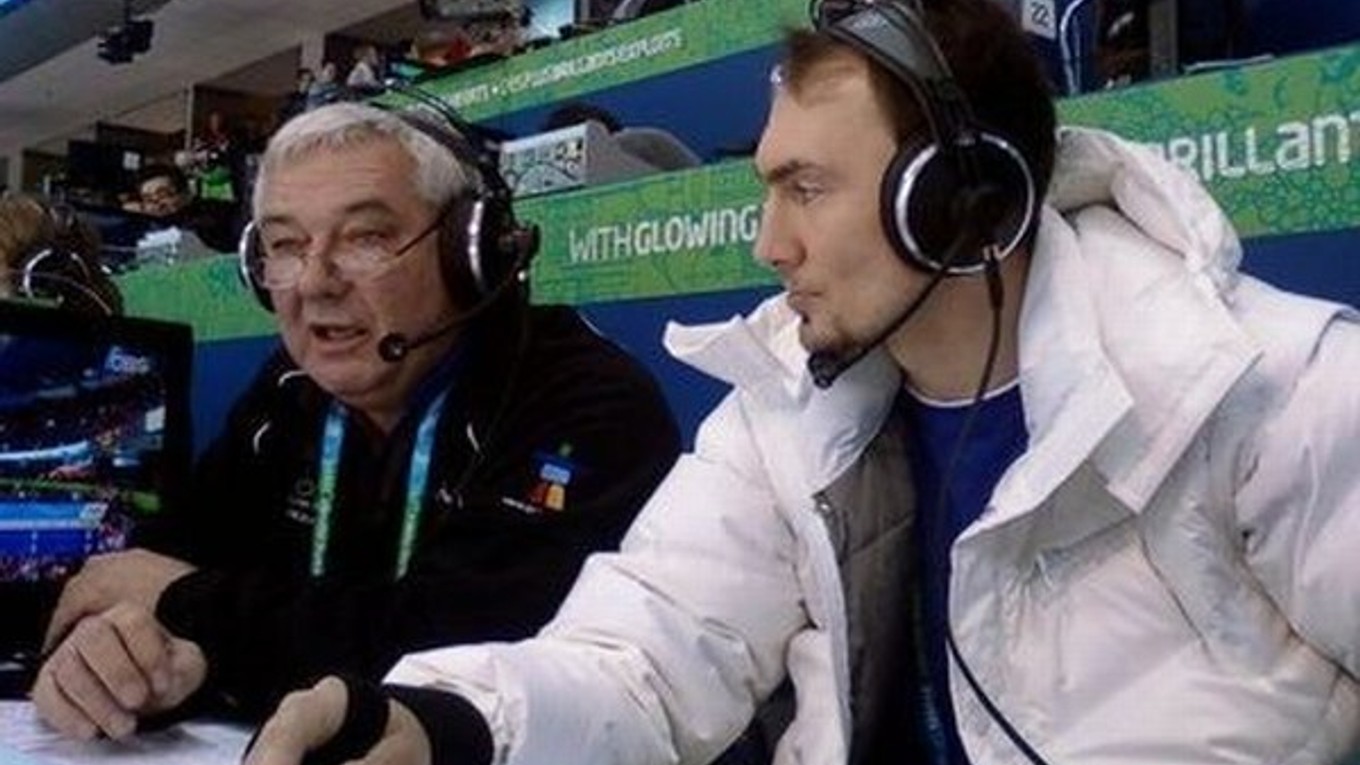 Ivan Niňaj (vľavo) s Miroslavom Šatanom počas komentovania hokejového zápasu.