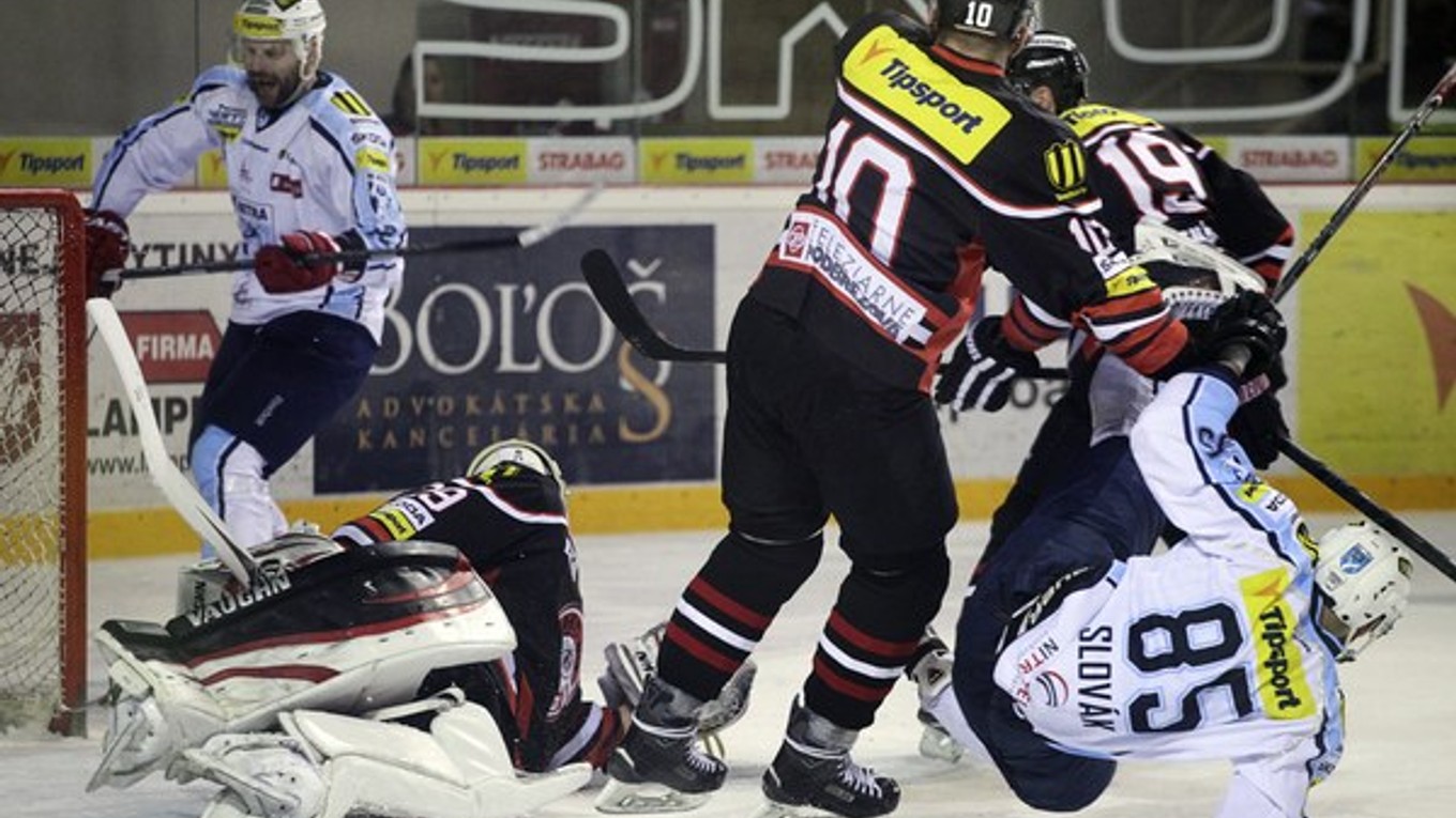 V závare pred bránou Banskej Bystrice odstavuje Henrich Jaborník (s číslom 10) Mareka Slováka (s číslom 85).