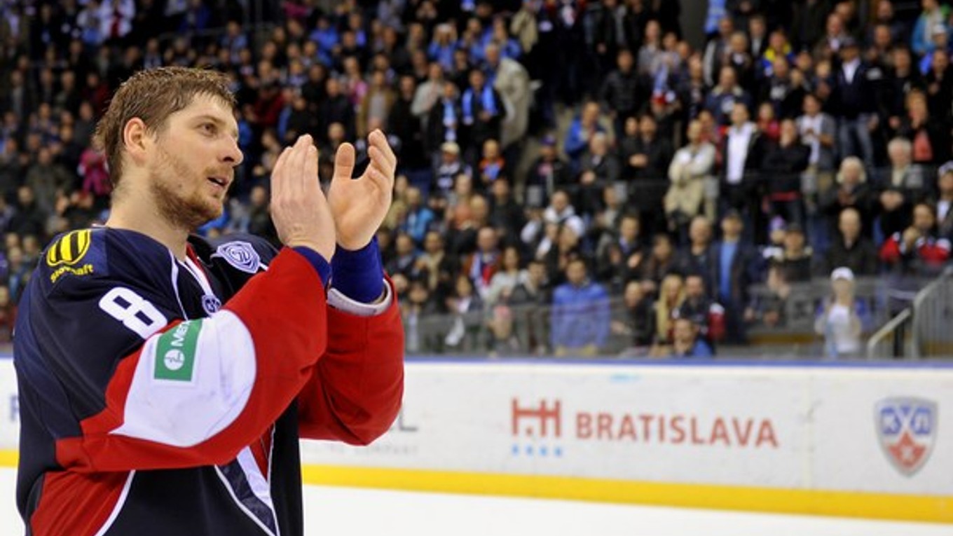 Obranca Slovana Michal Sersen sa lúči s fanúšikmi po poslednom zápase tejto sezóny.