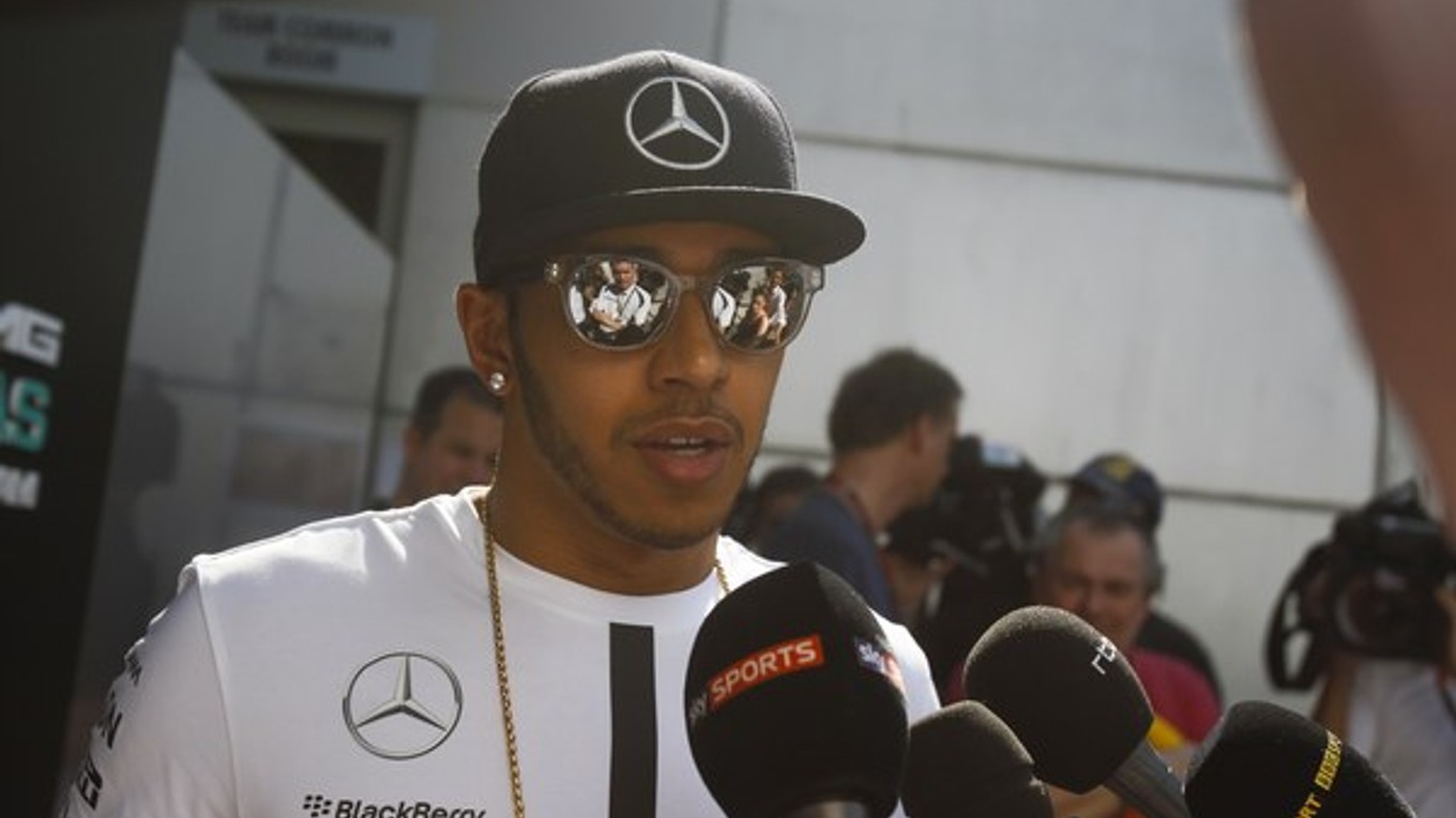 Lewis Hamilton je momentálne v o niečo lepšej pohode ako jeho tímový kolega Nico Rosberg.