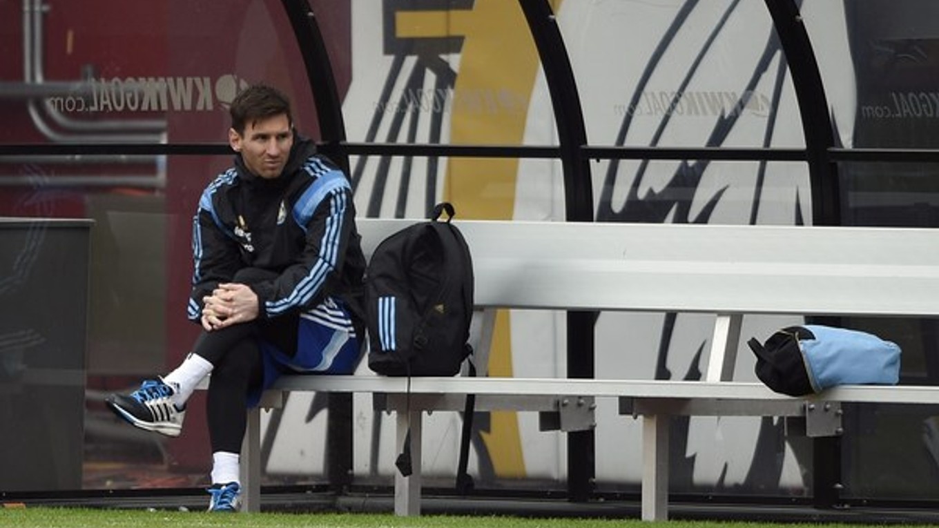Lionel Messi sedí na lavičke počas tréningu v americkom meste Landover 27. marca.