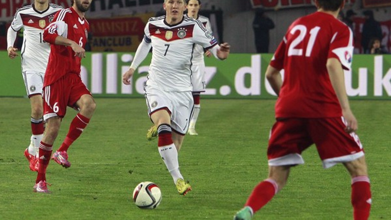 Nemecký futbalista Bastian Schweinsteiger (v strede) v súboji o loptu v zápase D - skupiny kvalifikácie EURO 2016 Gruzínsko - Nemecko v Tbilisi.