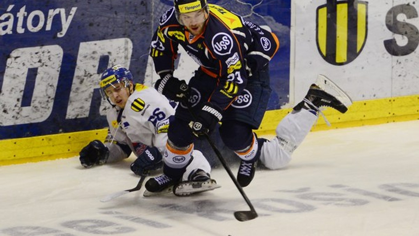 Matej Češík (vpredu v tmavom drese) si finále proti Banskej Bystrici veľmi želal. A keď sa ho dočkal, pre zranenie v ňom nebude môcť hrať.