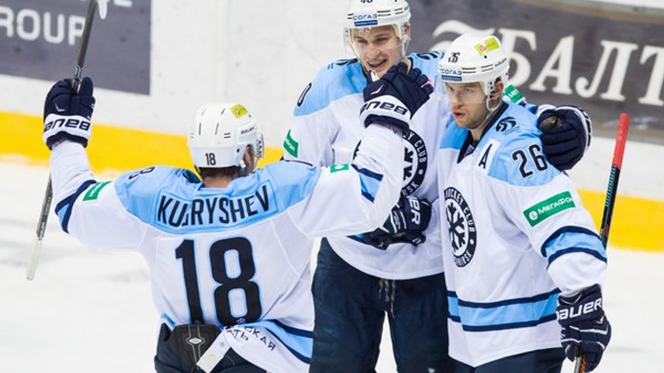 Hokejisti Novosibirska sa tešia z gólu.