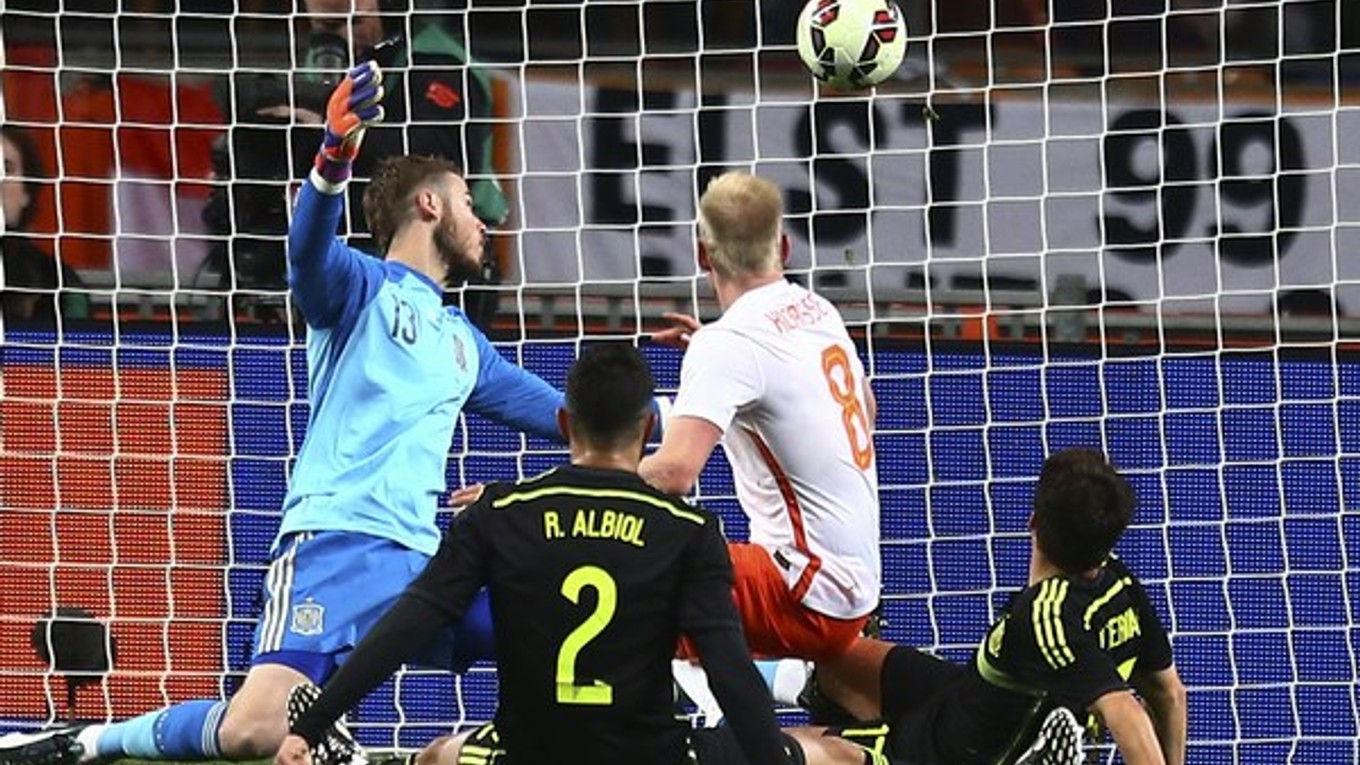 Holanďan Davy Klaasen strieľa gól do siete Španielska.