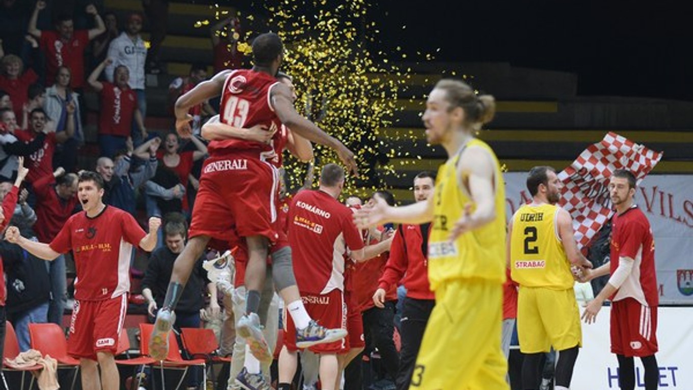 Na snímke radosť hráčov Komárna po výhre 78:75 v druhom zápase semifinále basketbalového play off.
