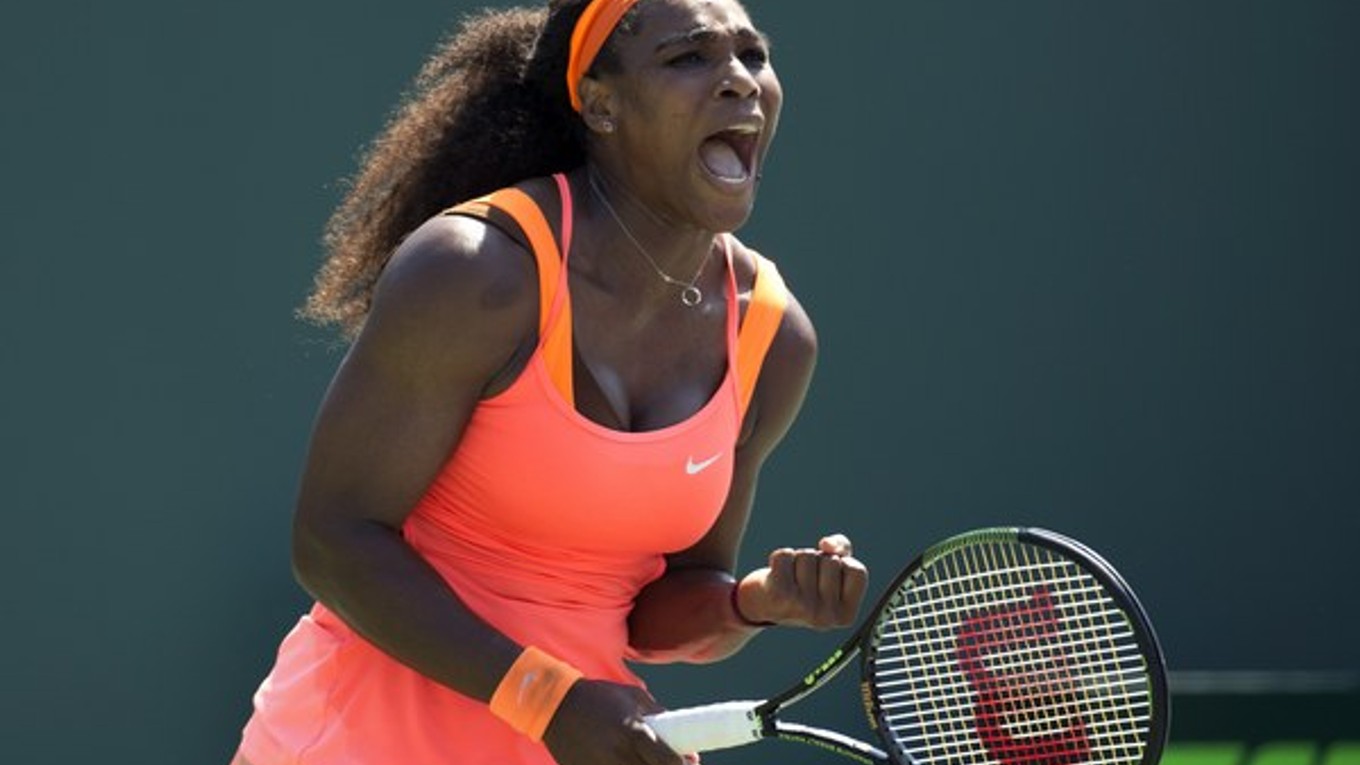 Serena Williamsová sa teší z víťazstva nad Sabine Lisickou.