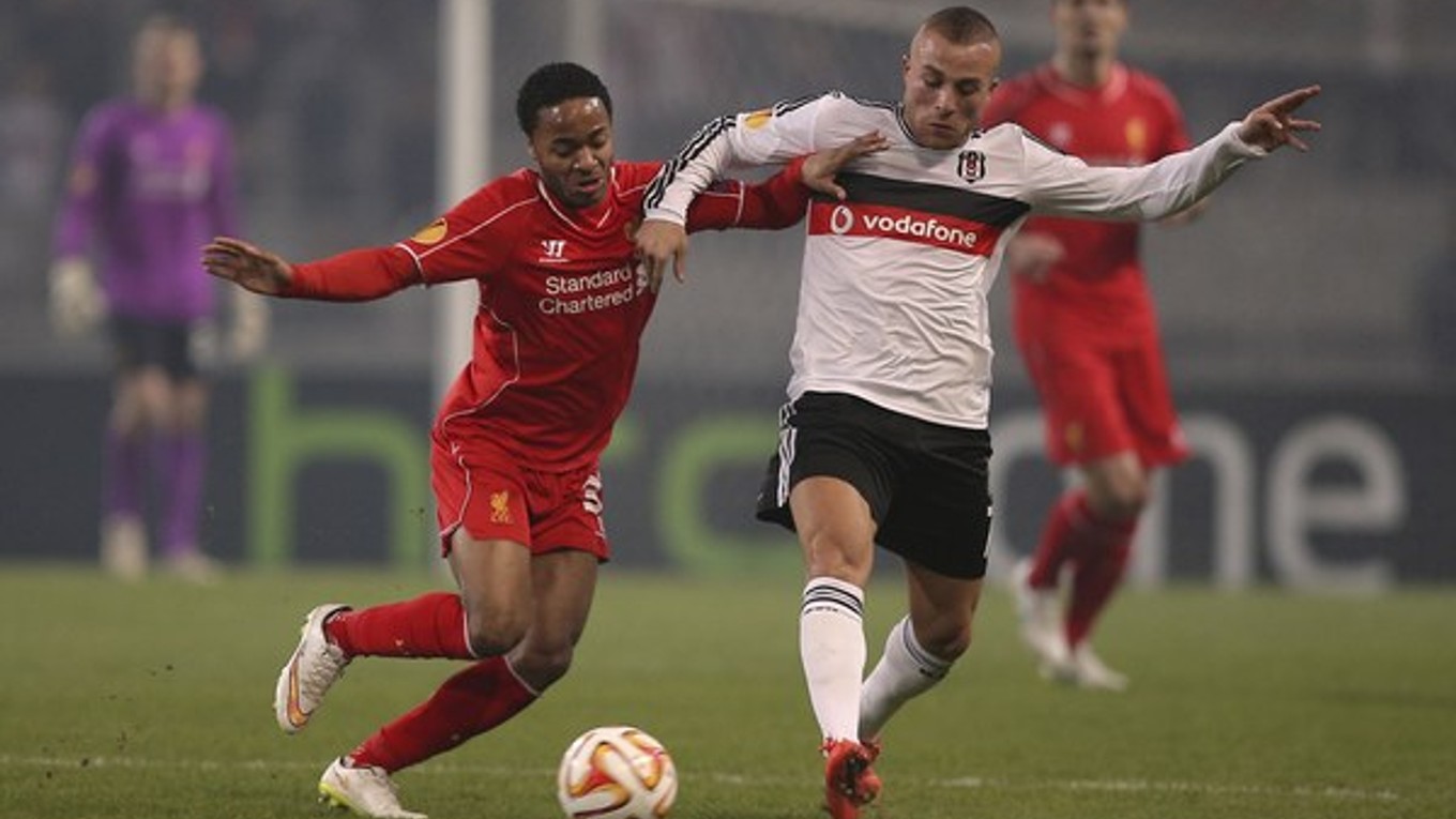 Raheem Sterling z Liverpoolu (vľavo) sa snaží odtlačiť od lopty hráča Besiktasu Gökhana Töreho.