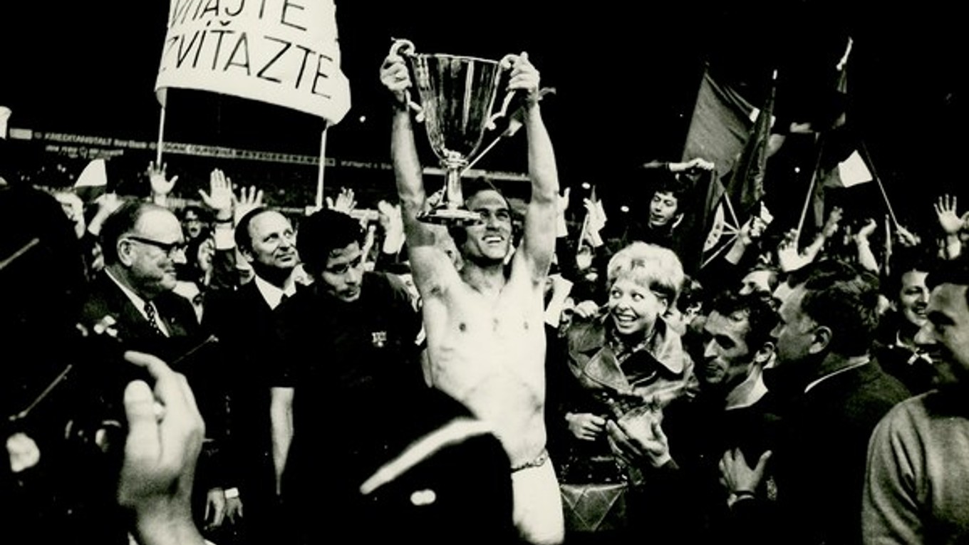 V roku 1969 získal Slovan po výhre nad Barcelonou Pohár víťazov pohárov, Michal Vičan druhý sprava.