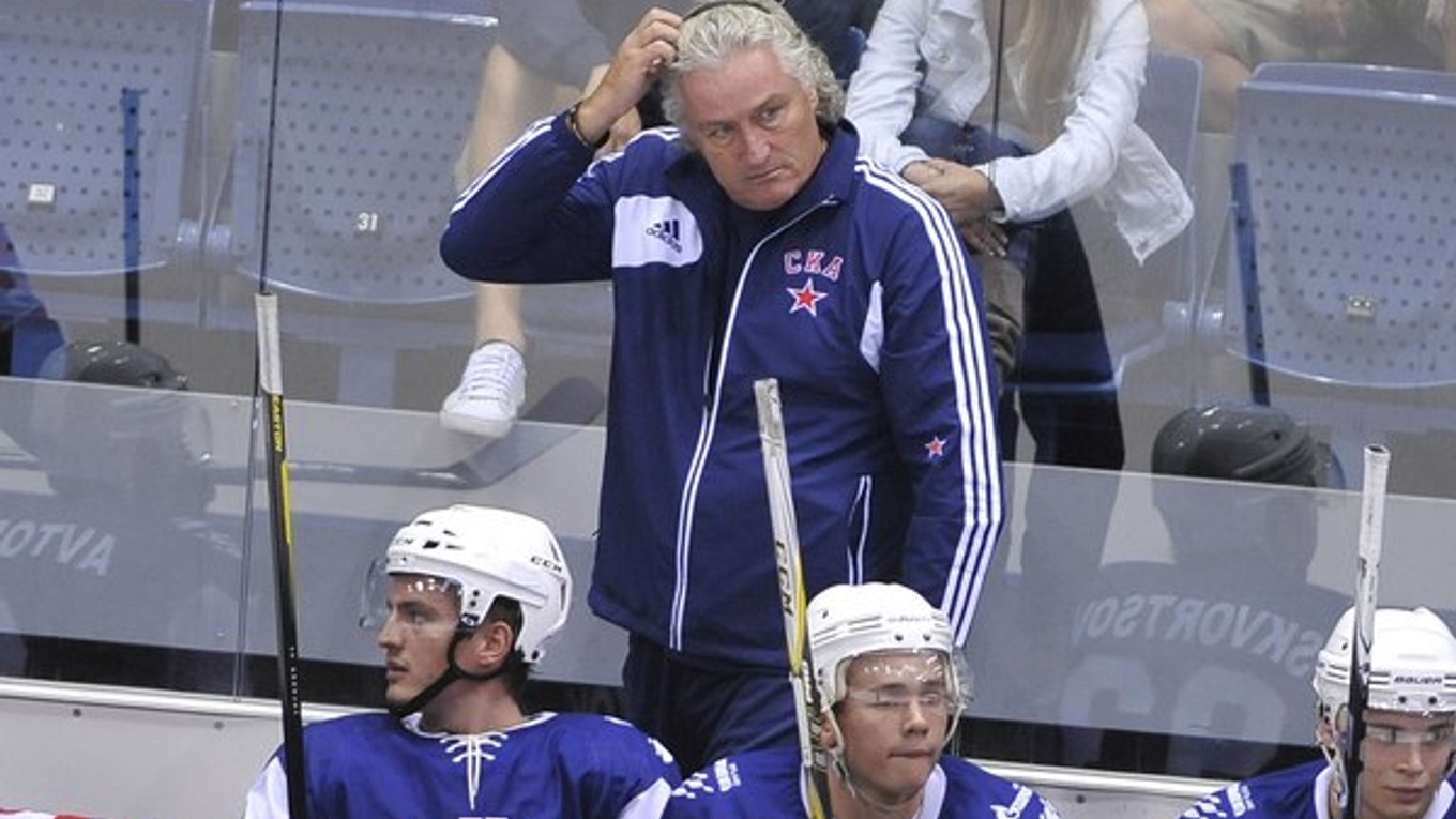 Miloš Říha prenechal trénerské žezlo v hokejových Pardubiaciach svojmu synovi.