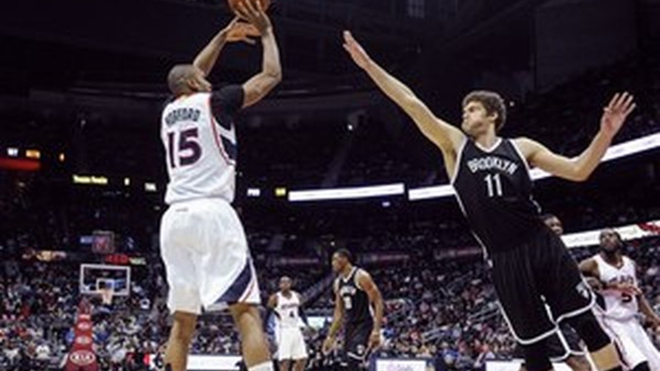 Al Harford z Atlanty strieľa na kôš.