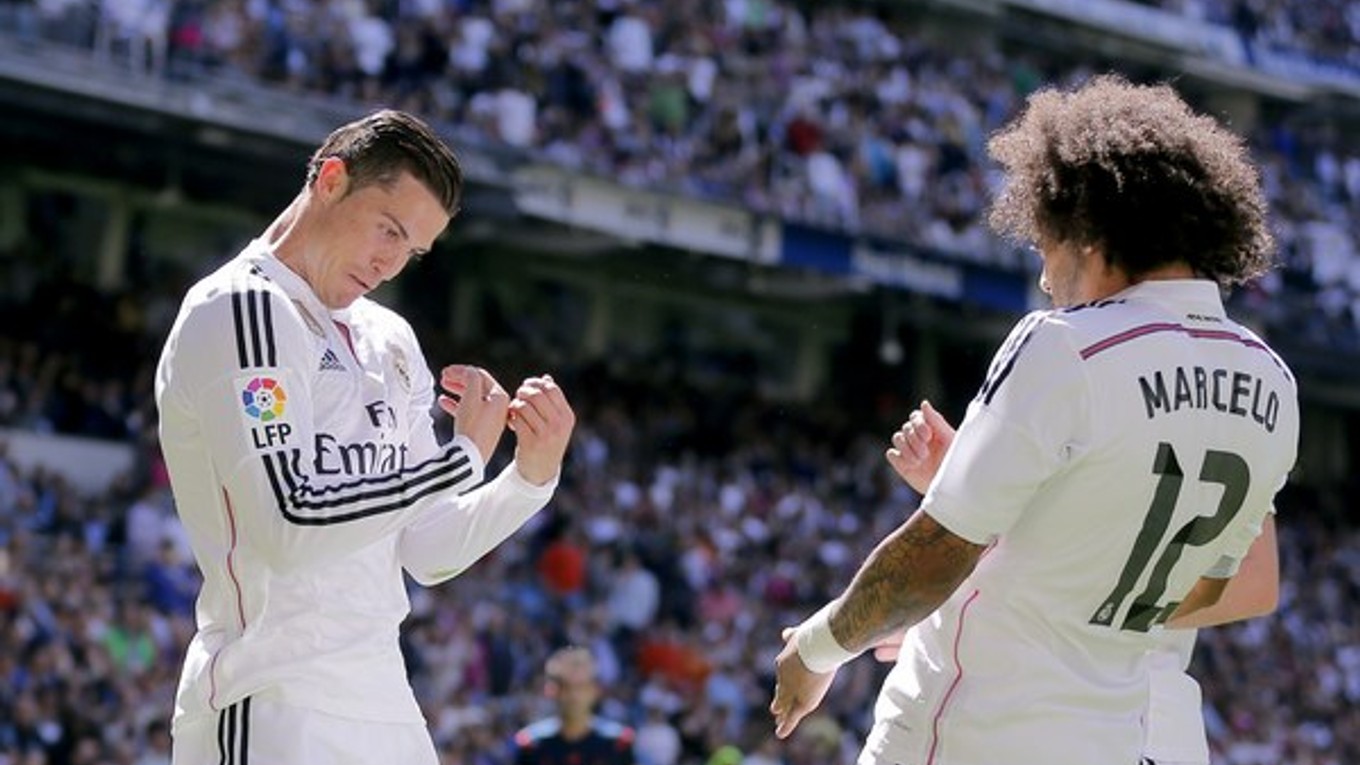 Cristiano Ronaldo sa teší z gólu s Marcelom.