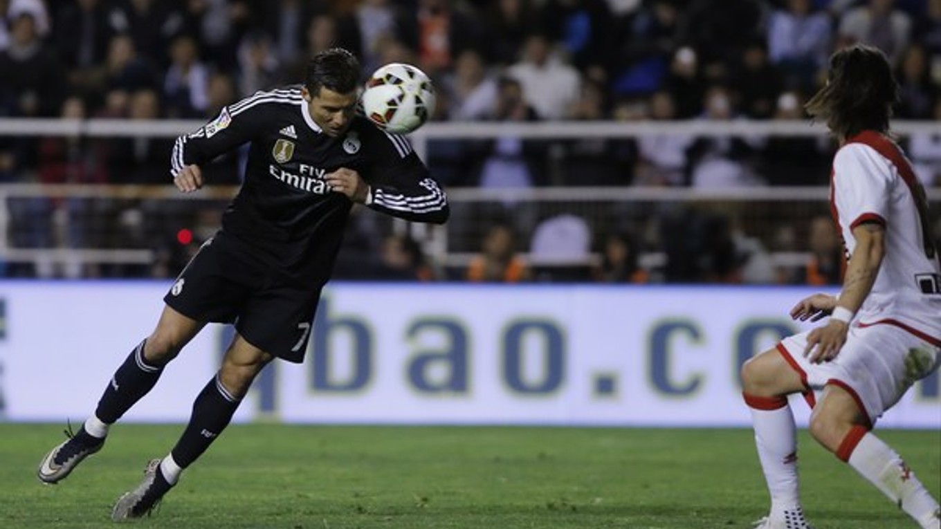 Cristiano Ronaldo si nabieha na center a hlavou otvára skóre stretnutia proti Rayo Vallecano.