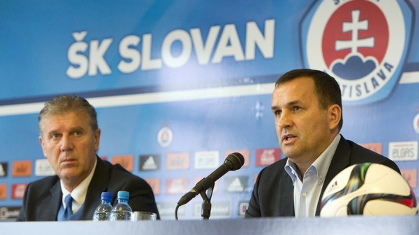 Jozef Chovanec (vľavo) a Dušan Tittel na predsezónnej tlačovej konferencii. Tréner tvrdí, že ho generálny riaditeľ klubu podrazil.