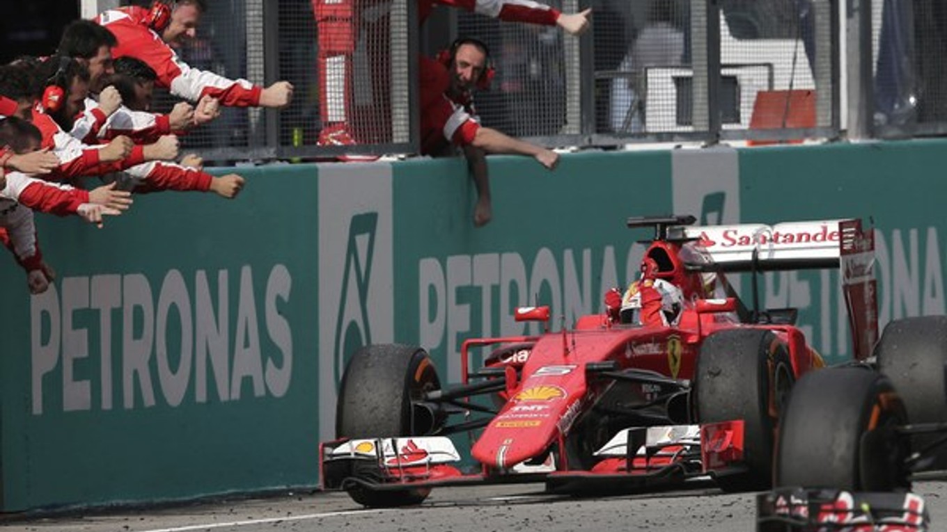 Ferrari v Malajzii zaskočilo Mercedes. Zvíťazil Sebastian Vettel.