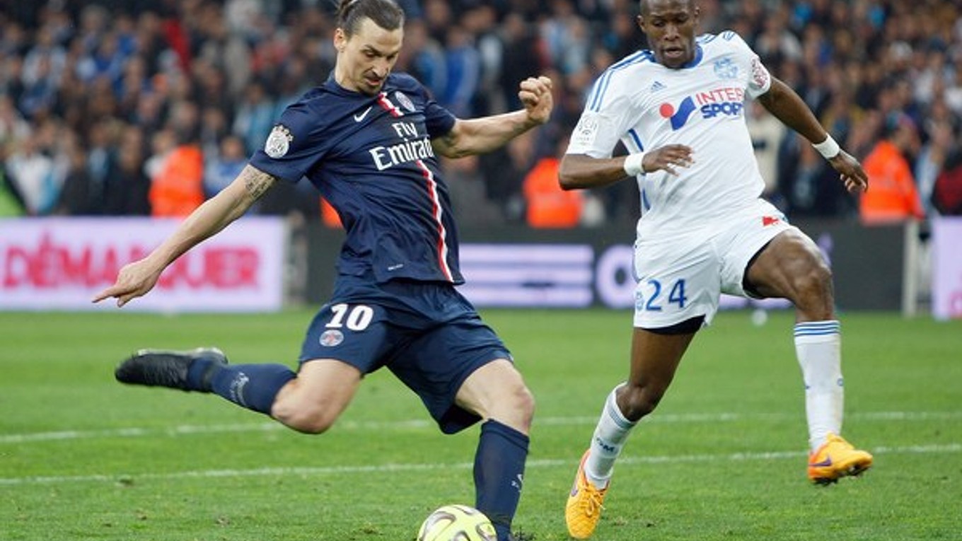 Zlatan Ibrahimovič (vľavo) nastrieľal v drese Paríža St. Germain už viac ako sto gólov.