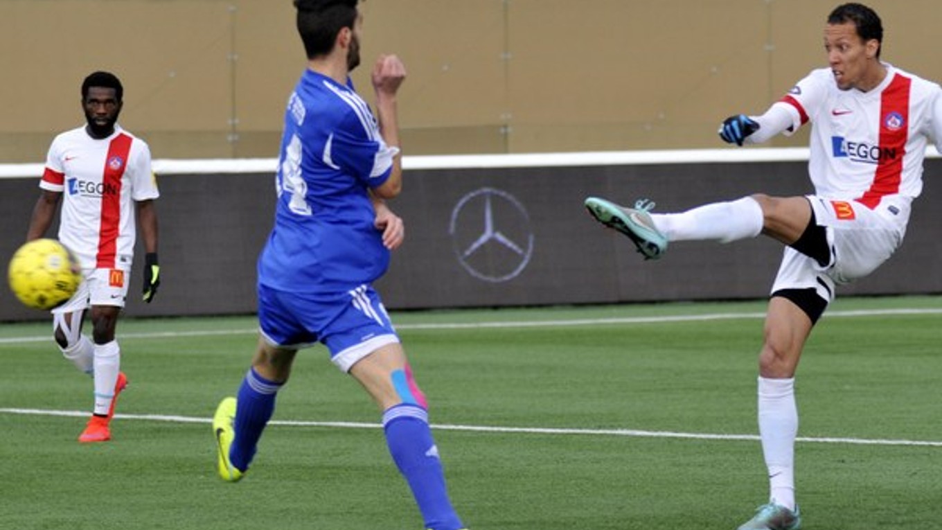 Hráč Trenčína Ryan Koolwijk strieľa spoza brániaceho Marca De Vita z Banskej Bystrice.