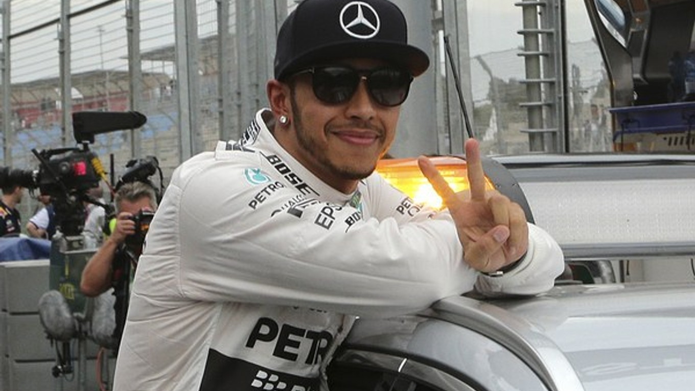 Hamilton si zmluvné podmienky dohaduje s Mercedesom sám.