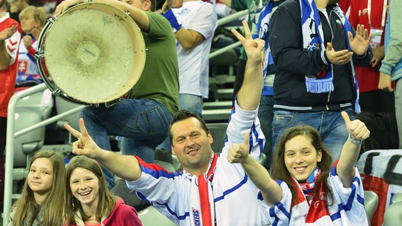 Divácka nálada na Slovensku mnohonásobne prevýšila mĺkvu atmosféru na zápase našich hokejistov v Jihlave.