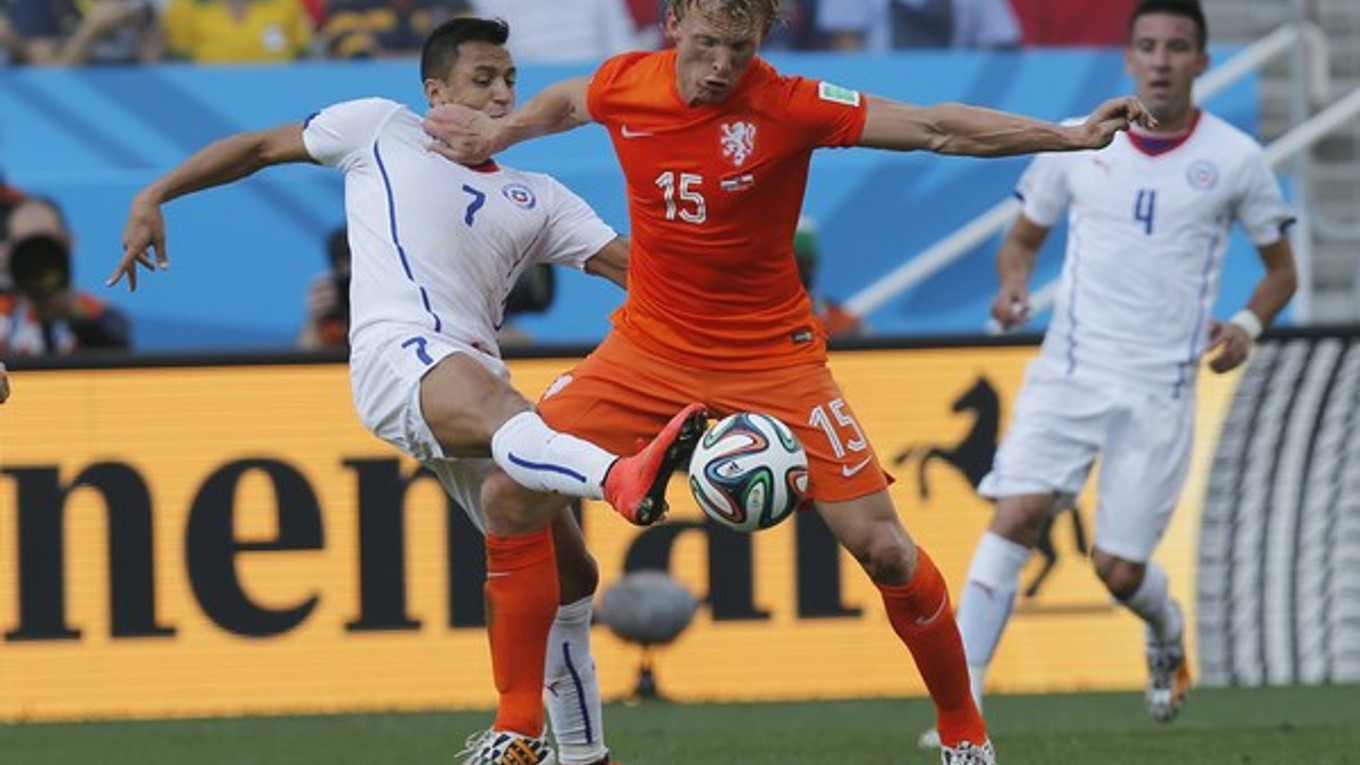 Dirk Kuyt (v strede) v zápase medzi Holandskom a Čile na MS vo futbale 2014.
