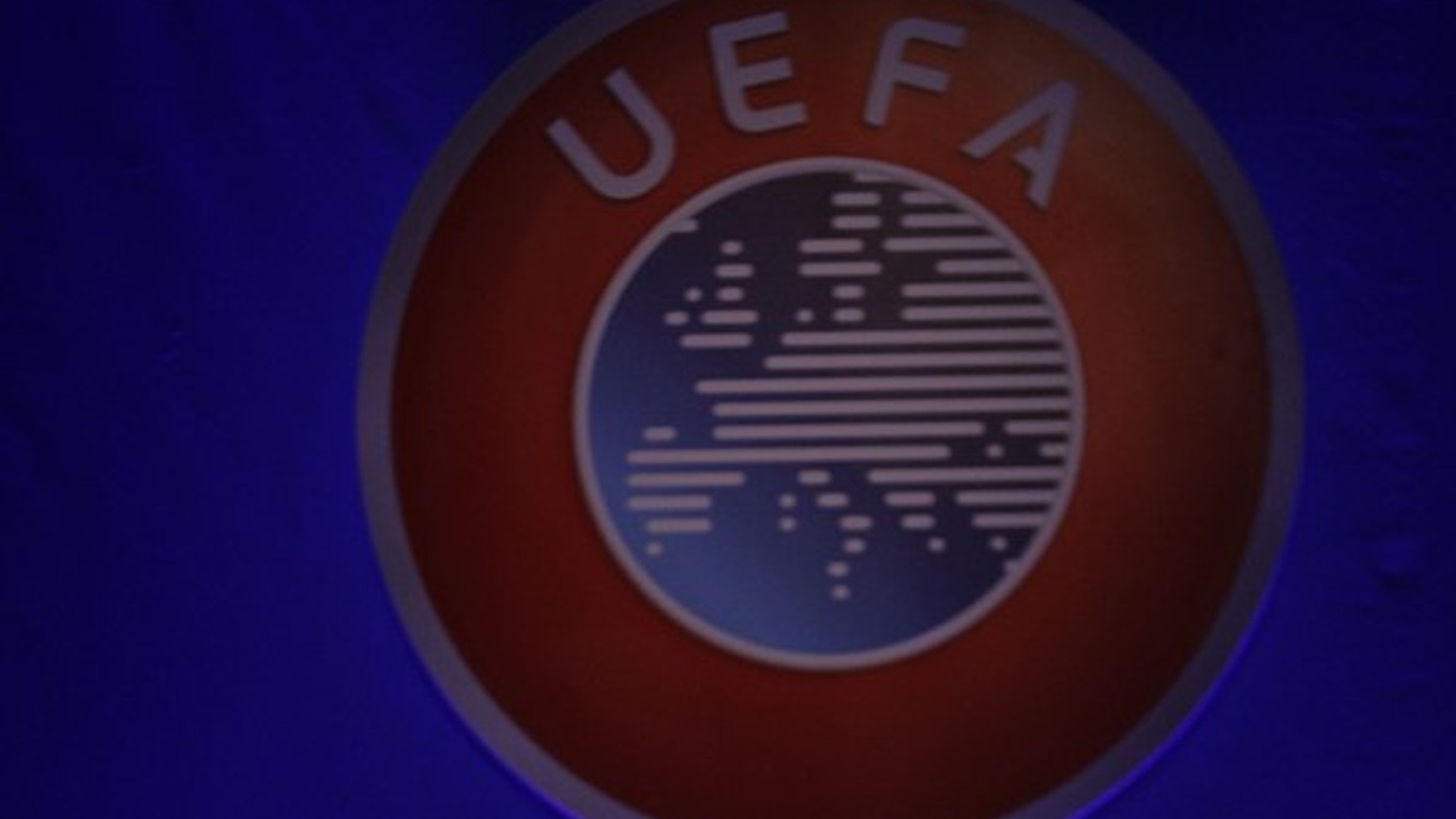 UEFA premiérovo nariadila opakovať časť zápasu po chybe rozhodcu.
