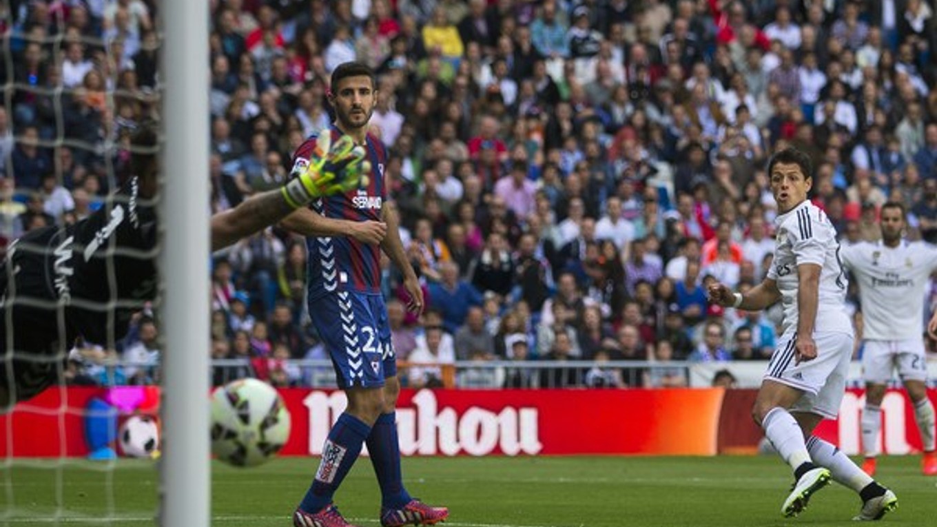 Javier Hernandez strieľa gól do siete Eibaru.