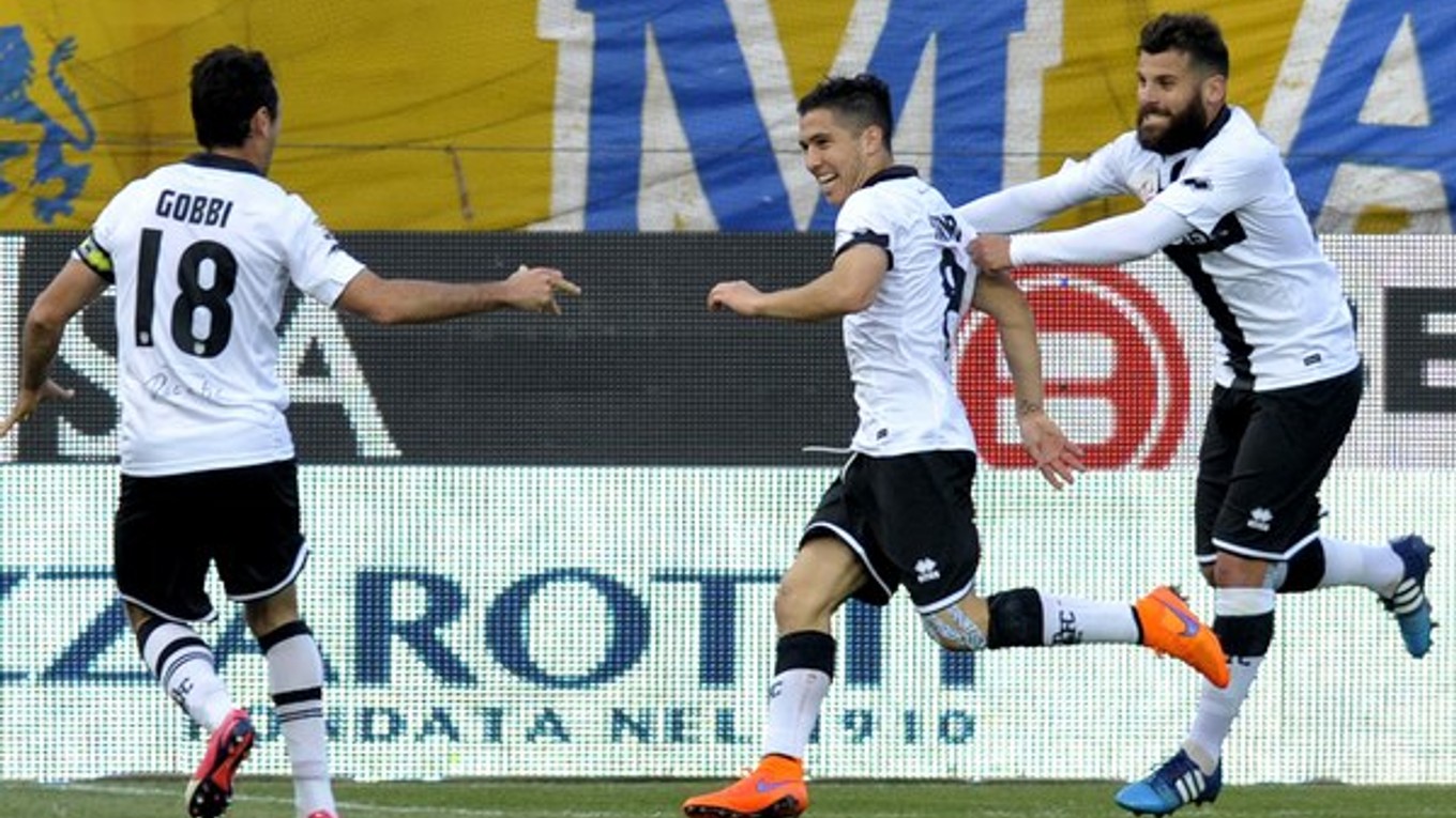 Jose Mauri (v strede) oslavuje so spoluhráčmi gól do siete Juventusu.