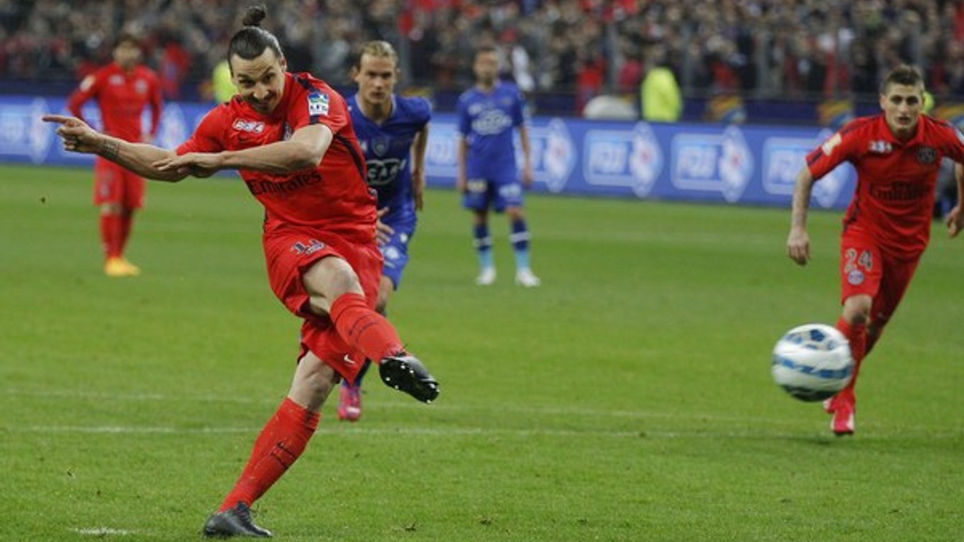 Zlatan Ibrahimovič zahráva pokutový kop a otvára skóre stretnutia Paríža St. Germain s Bastiou.