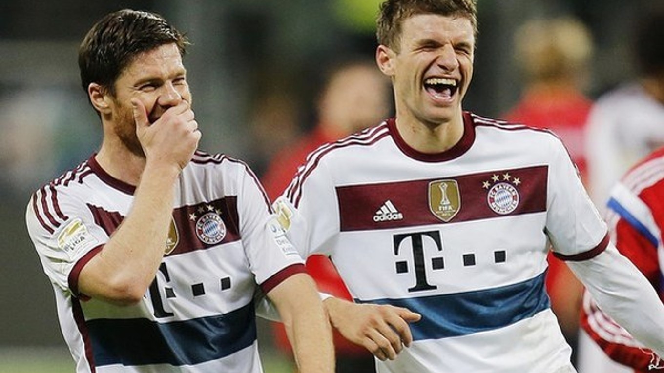 Thomas Müller (vpravo) a Xabi Alonso z Bayernu, počas MS ešte hráč Realu.