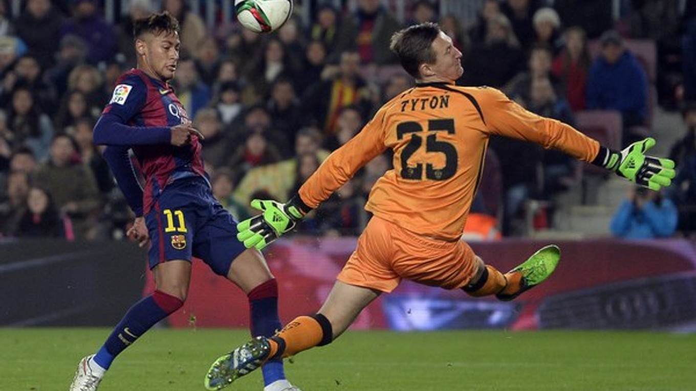 Neymar pred brankárom Elche Przemyslawom Tytoňom.