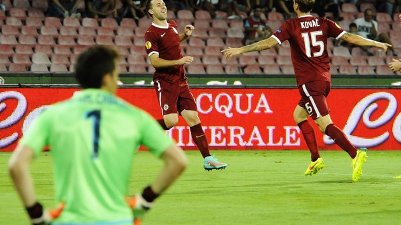 Sparťan Josef Hušbauer  sa teší po strelení gólu v zápase 1. kola Európskej ligy skupiny I SSC Neapol - Sparta Praha.