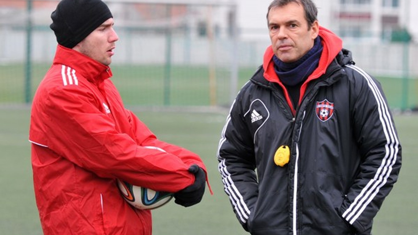 Na snímke vpravo kondičný tréner Milan Ivanka a hráč FC Spartak Trnava Erik Jendrišek.