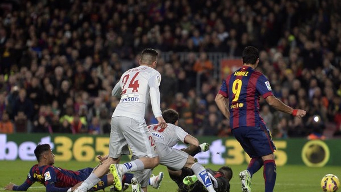 Neymar (vľavo) dáva prvý gól FCB.