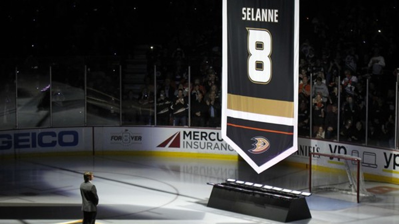 Bývalý hráč Anaheimu, fínska hokejová legenda Teemu Selänne sa pozerá, ako sa jeho dres s číslom 8 vznáša k streche haly Ducks.