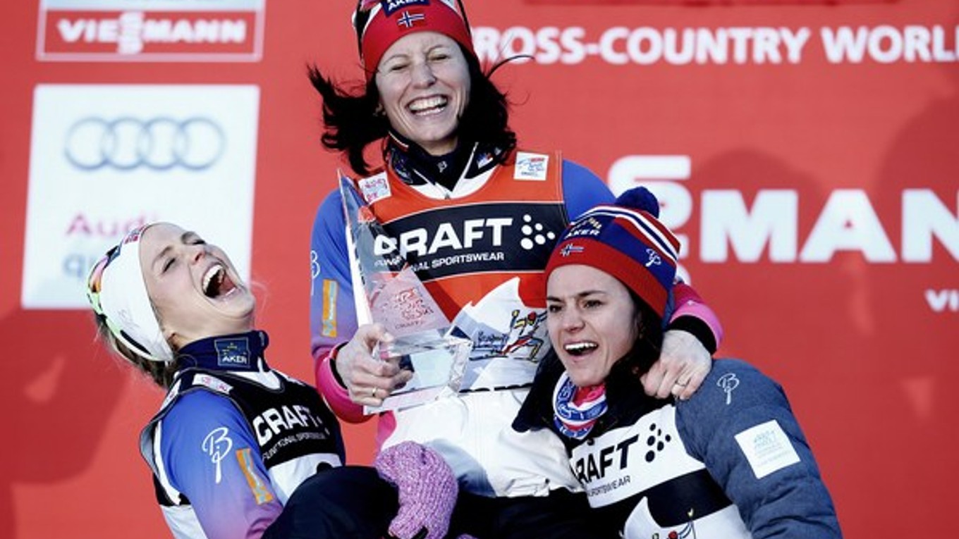 Nórska bežkyňa na lyžiach Marit Björgenová (na sníme uprostred) vyhrala beh na 9 km s hendikepovým štartom, na ďalších miestach skončili jej krajanky, druhá Therese Johaugová (vľavo) a tretia Heidi Wengová (vpravo).