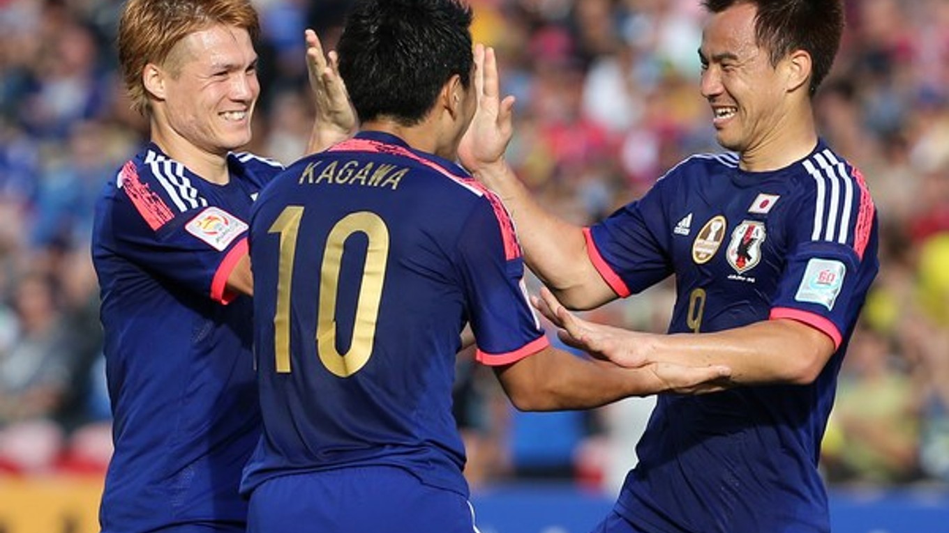 Japonci sa tešia z gólu proti Palestíne. Vpravo Shinji Okazaki, Gotoku Sakai (vľavo) a Shinji Kagawa.