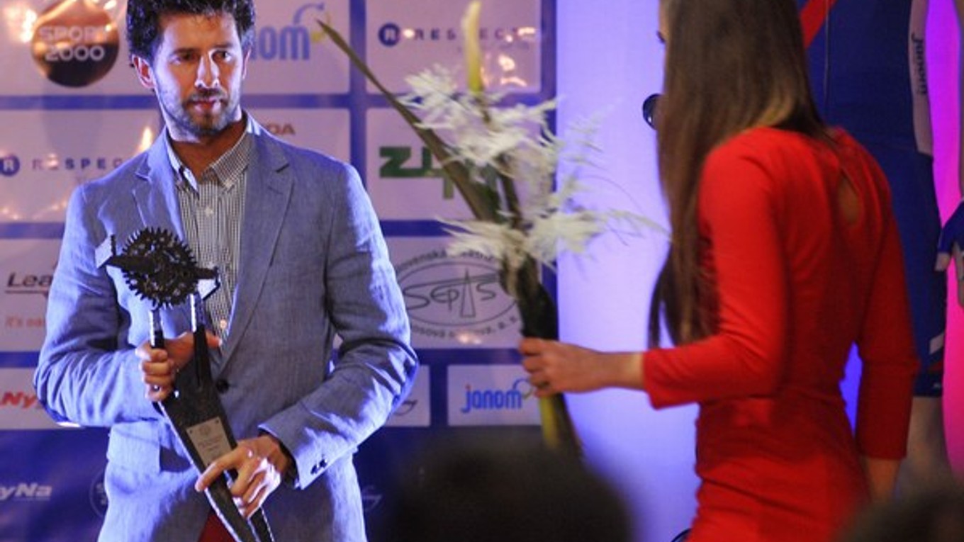 Držiteľ Ceny za mimoriadny športový výkon Filip Polc (vľavo) na galavečere Slovenského zväzu cyklistiky Zlatý pedál, Bratislava, 28. decembra 2014.