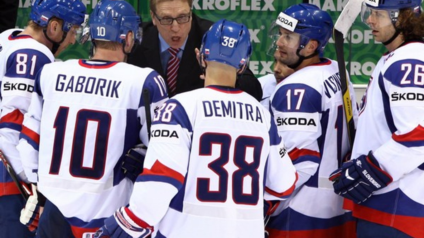 Tréner Slovenska Glen Hanlon počas zápasu A-skupiny Rusko - Slovensko na 75. hokejových majstrovstvách sveta 2011 v Bratislave.