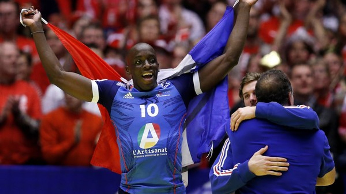 Francúz Alix Nyokas oslavuje titul majstrov Európy, ktorý Francúzi získali proti Dánom v dánskom Herningu pred rokom.