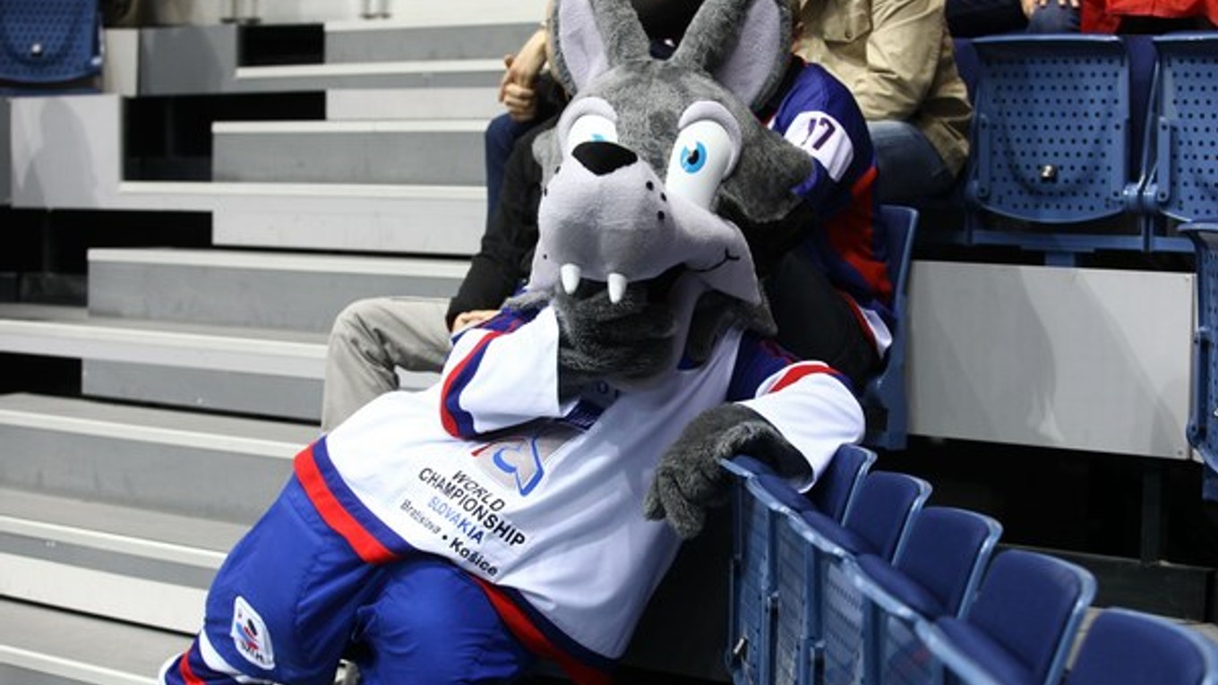 Maskot MS 2011 Goooly v hľadisku počas zápasu Rusko - Dánsko v Bratislave.